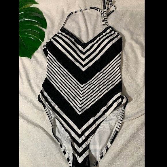 NEW $129 La Blanca Fine Line Halter One-Piece Swimsuit‎ Black-White [SZ 6 ] - Picture 2 of 8